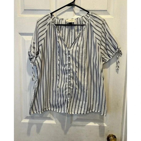 Universal Thread Top Women S Small Blue Striped Button Up‎ Short Sleeve Shirt - Picture 1 of 6